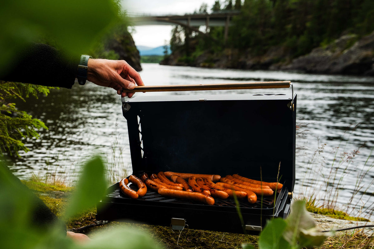 Otroligt portabel och potent grill. Passar lika bra på fiskeresan som i husvagnen som på utflykten. Primus kvalitet från The Famous Grouse fiskekollektion. 