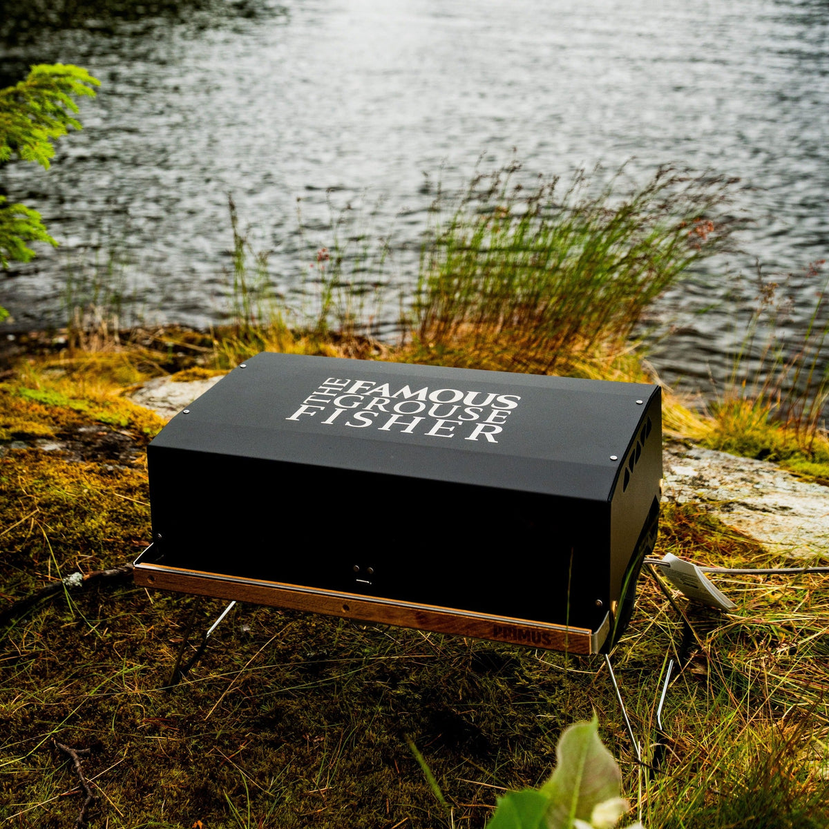 Otroligt portabel och potent grill. Passar lika bra på fiskeresan som i husvagnen som på utflykten. Primus kvalitet från The Famous Grouse fiskekollektion. 