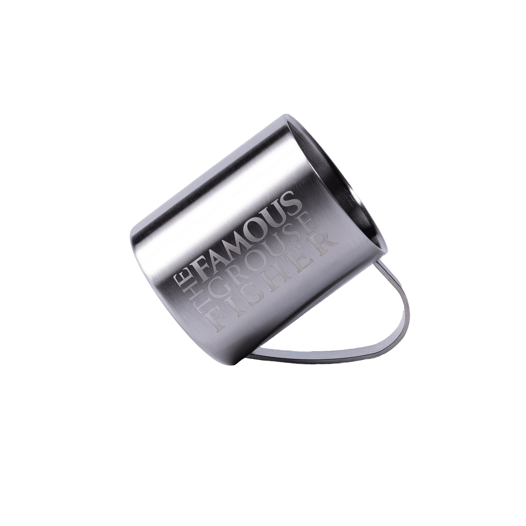 The Famous Grouse, Fisher-kollektionen. Mugg i rostfritt stål med handtag och graverad logotyp.