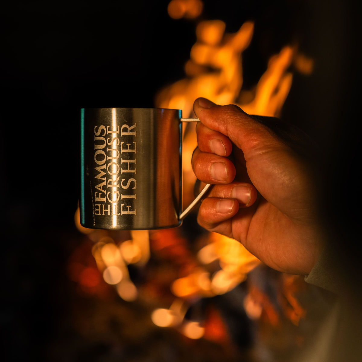 The Famous Grouse, Fisher-kollektionen. Mugg i rostfritt stål med handtag och graverad logotyp.